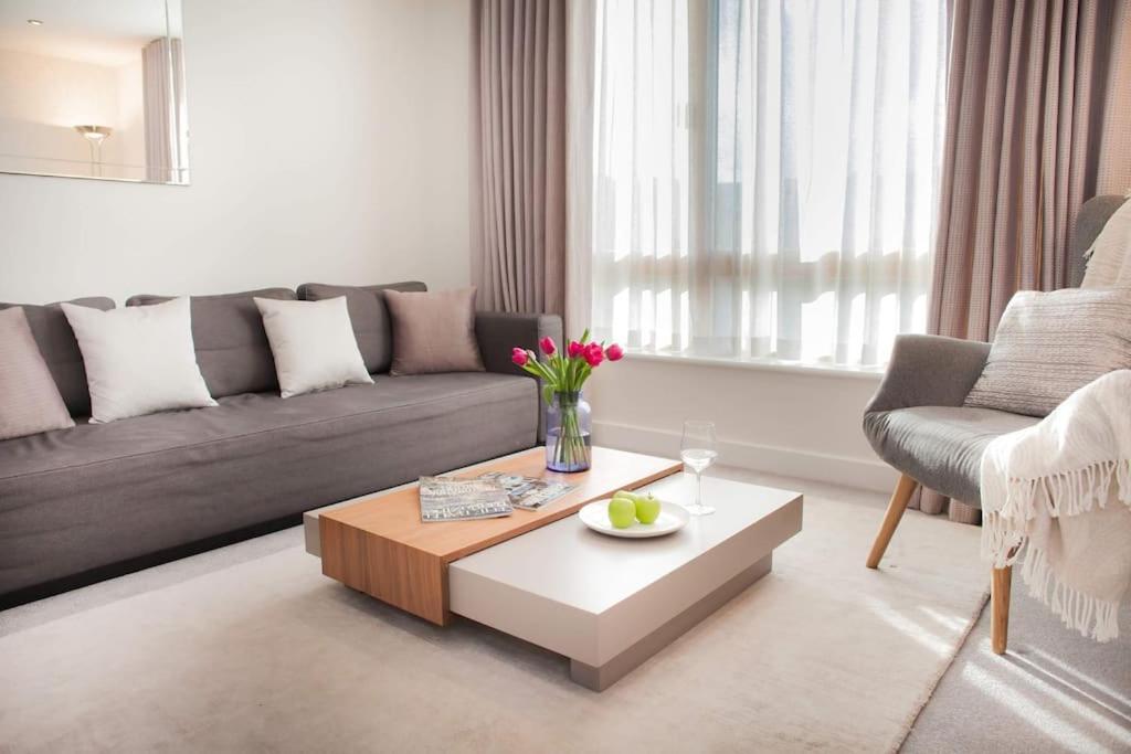 Stylish And Central Two Bedroom & Two Bathroom Apartment With Free Parking エクステリア 写真