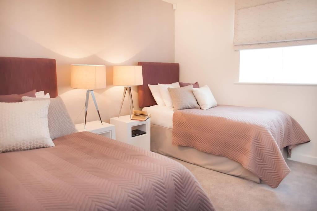 Stylish And Central Two Bedroom & Two Bathroom Apartment With Free Parking エクステリア 写真