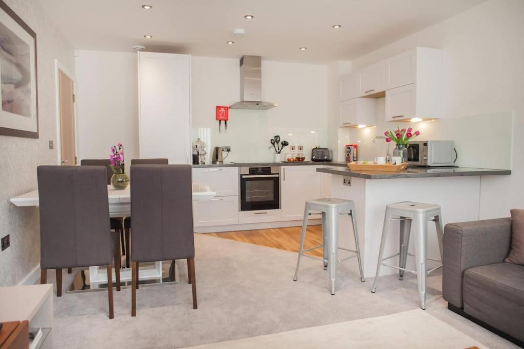 Stylish And Central Two Bedroom & Two Bathroom Apartment With Free Parking エクステリア 写真