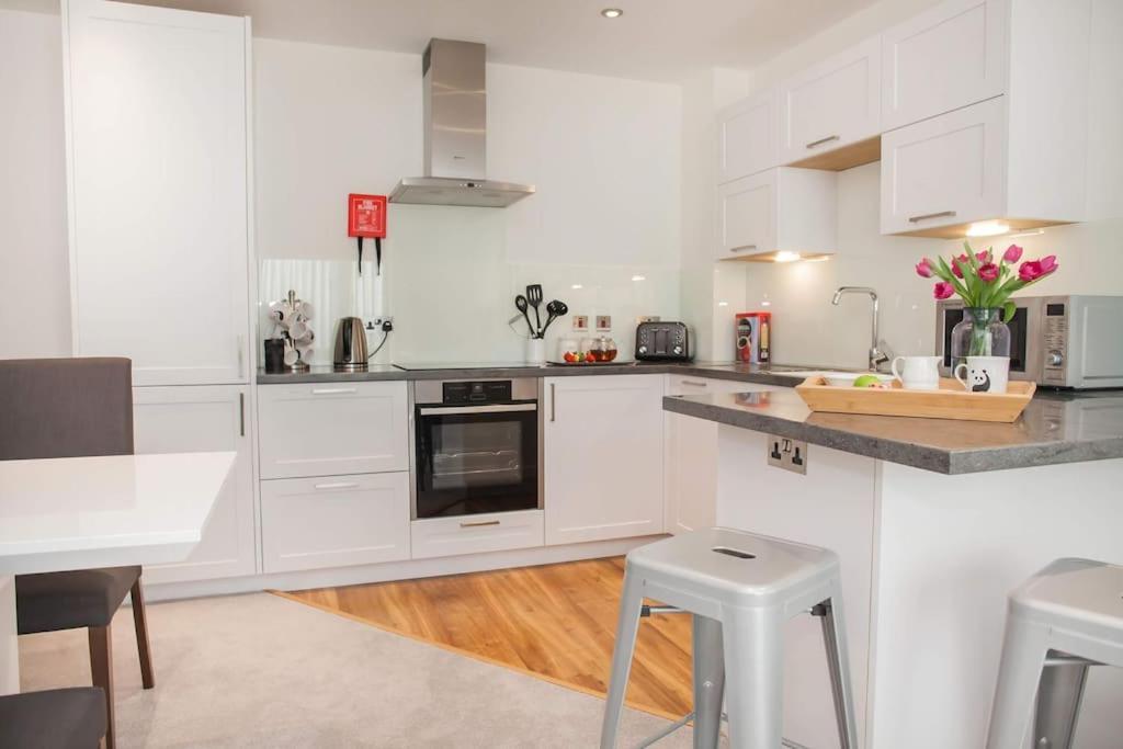 Stylish And Central Two Bedroom & Two Bathroom Apartment With Free Parking エクステリア 写真
